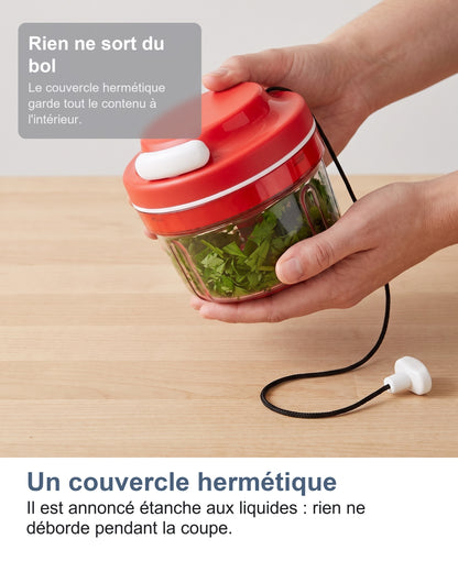 Un couvercle hermétique. Il est annoncé étanche aux liquides : rien ne déborde pendant la coupe.