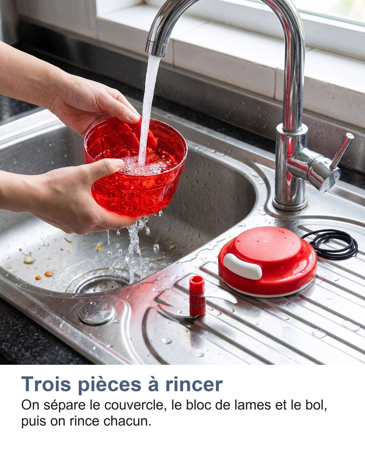 Trois pièces à rincer. On sépare le couvercle, le bloc de lames et le bol, puis on rince chacun.