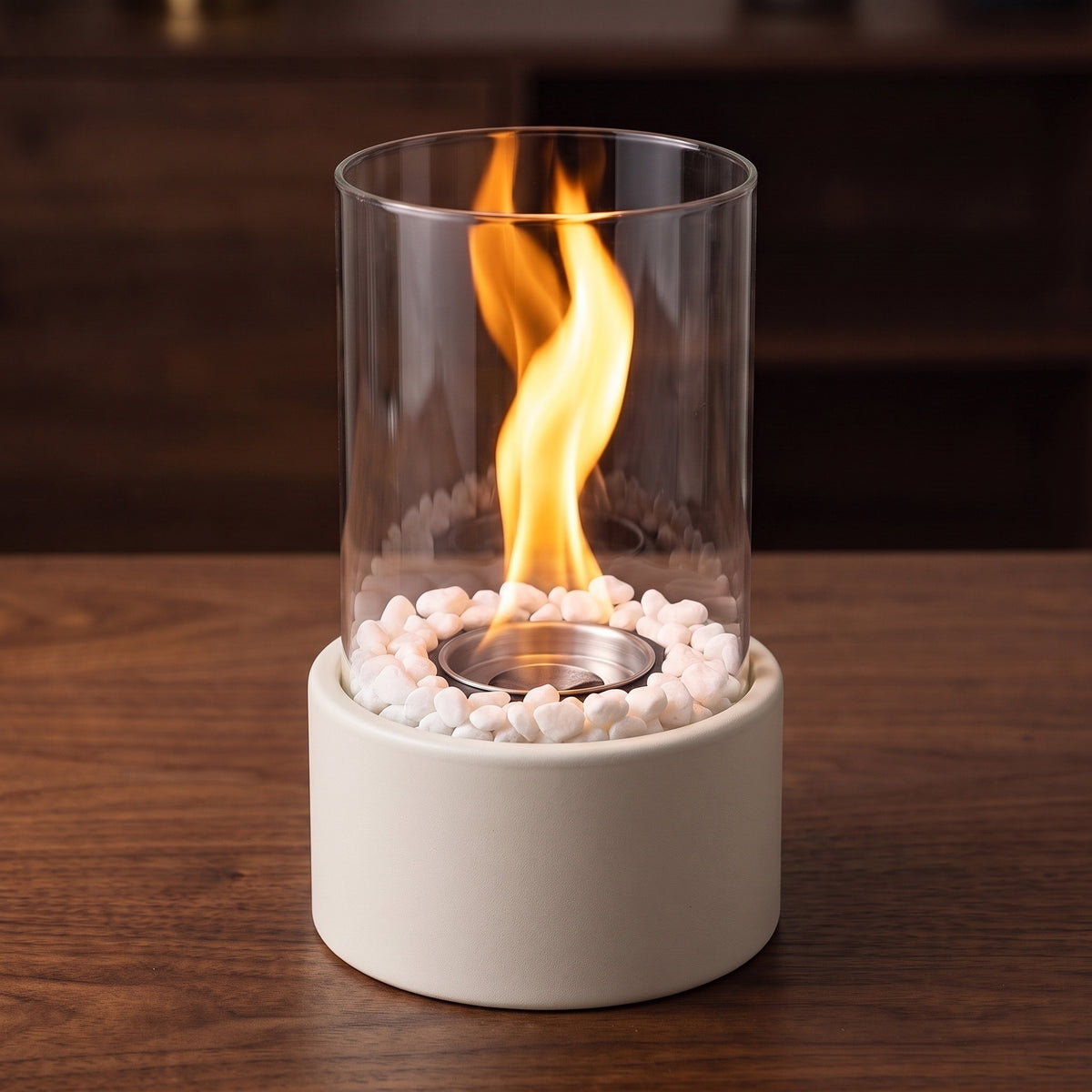 Cheminée de table au bioéthanol, base blanche, flamme allumée dans le cylindre en verre