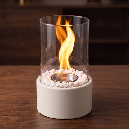 Cheminée de table au bioéthanol, base blanche, flamme allumée dans le cylindre en verre