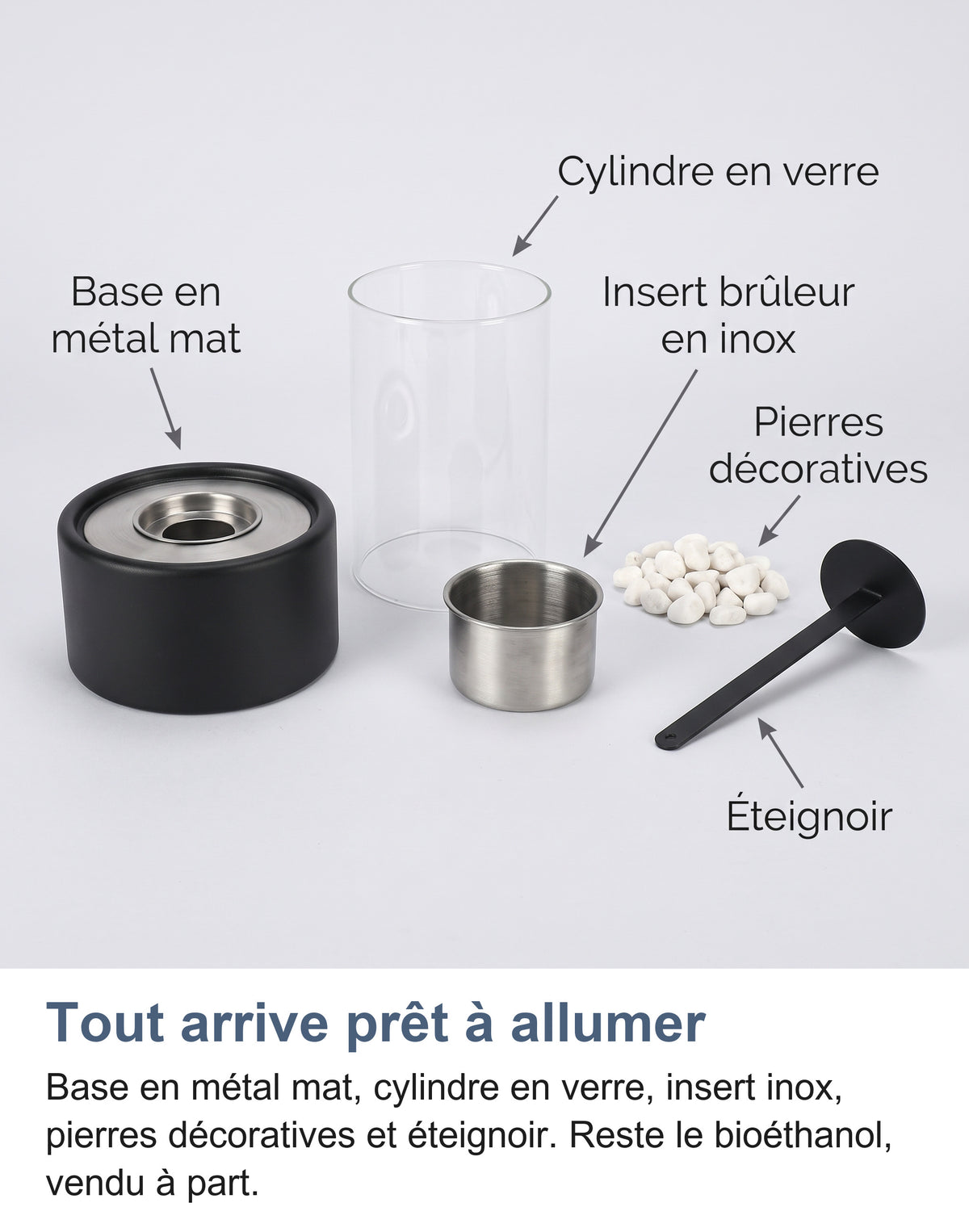 Contenu de la boîte : base en métal mat, cylindre en verre, insert brûleur en inox, pierres décoratives et éteignoir