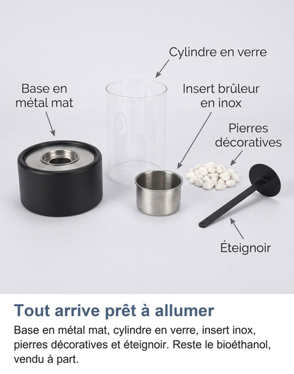 Contenu de la boîte : base en métal mat, cylindre en verre, insert brûleur en inox, pierres décoratives et éteignoir