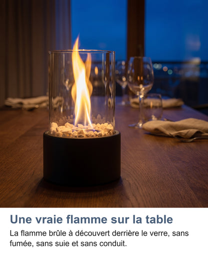 Cheminée de table allumée sur une table de dîner le soir