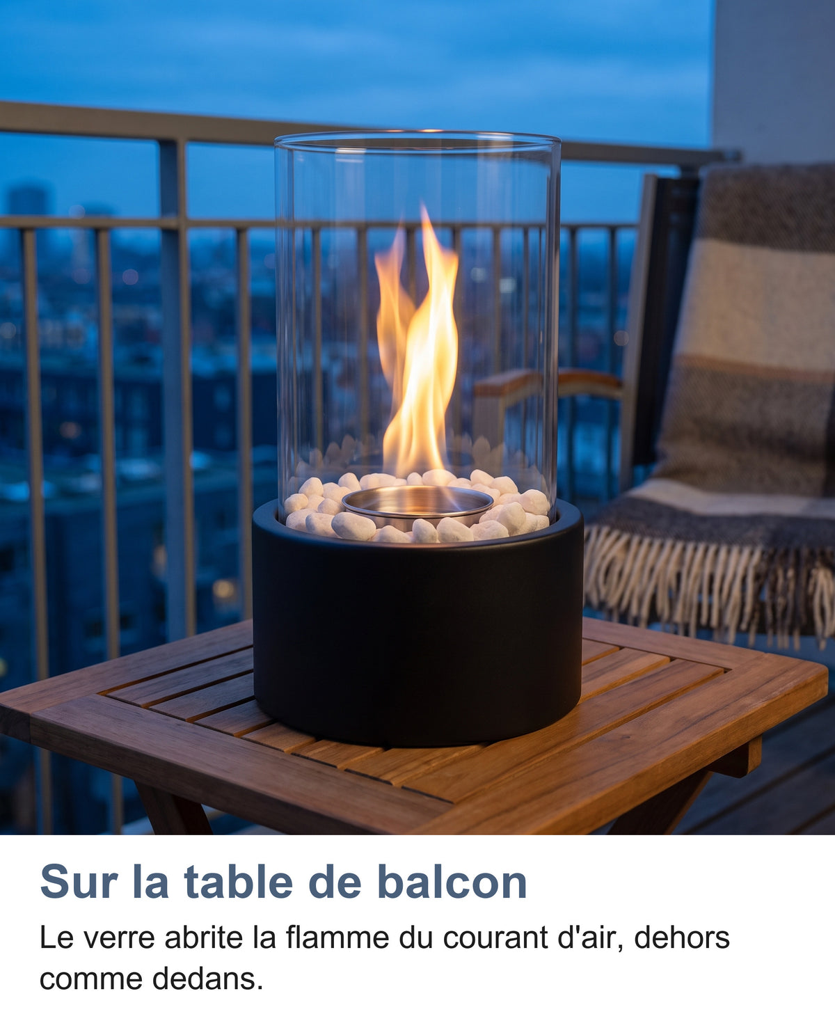 Cheminée de table allumée sur une table de balcon au crépuscule