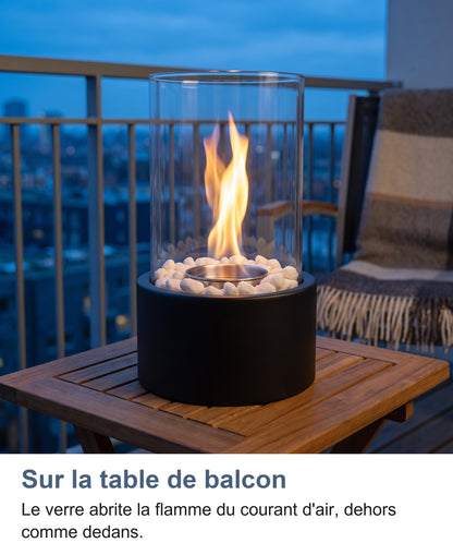 Cheminée de table allumée sur une table de balcon au crépuscule