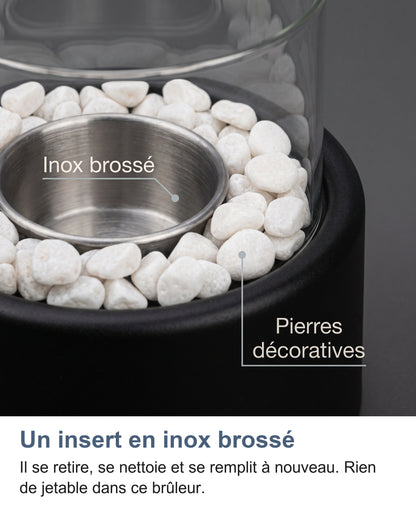 Gros plan de l'insert en inox brossé entouré de pierres décoratives