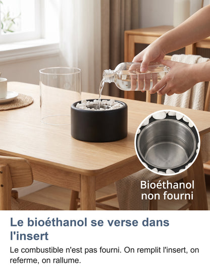 Bioéthanol versé dans l'insert, zoom sur l'insert en inox