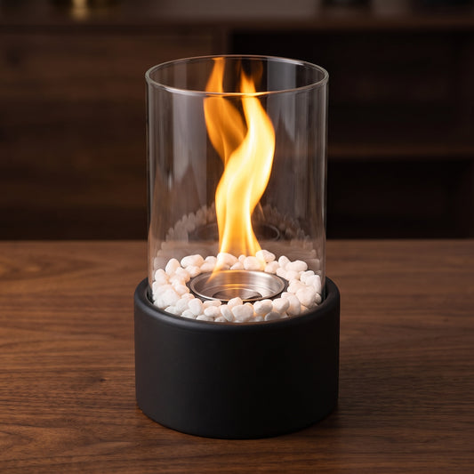 Cheminée de table au bioéthanol, base noire, flamme allumée dans le cylindre en verre