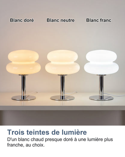 Trois lampes identiques allumées dans les trois teintes de lumière