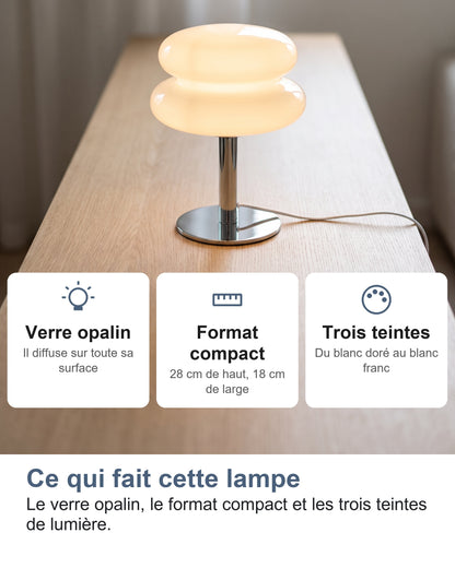 La lampe sur une console et trois cartes : verre opalin, format compact, trois teintes