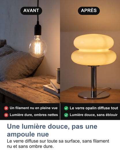 Une ampoule nue suspendue, puis la lampe posée sur la table de chevet