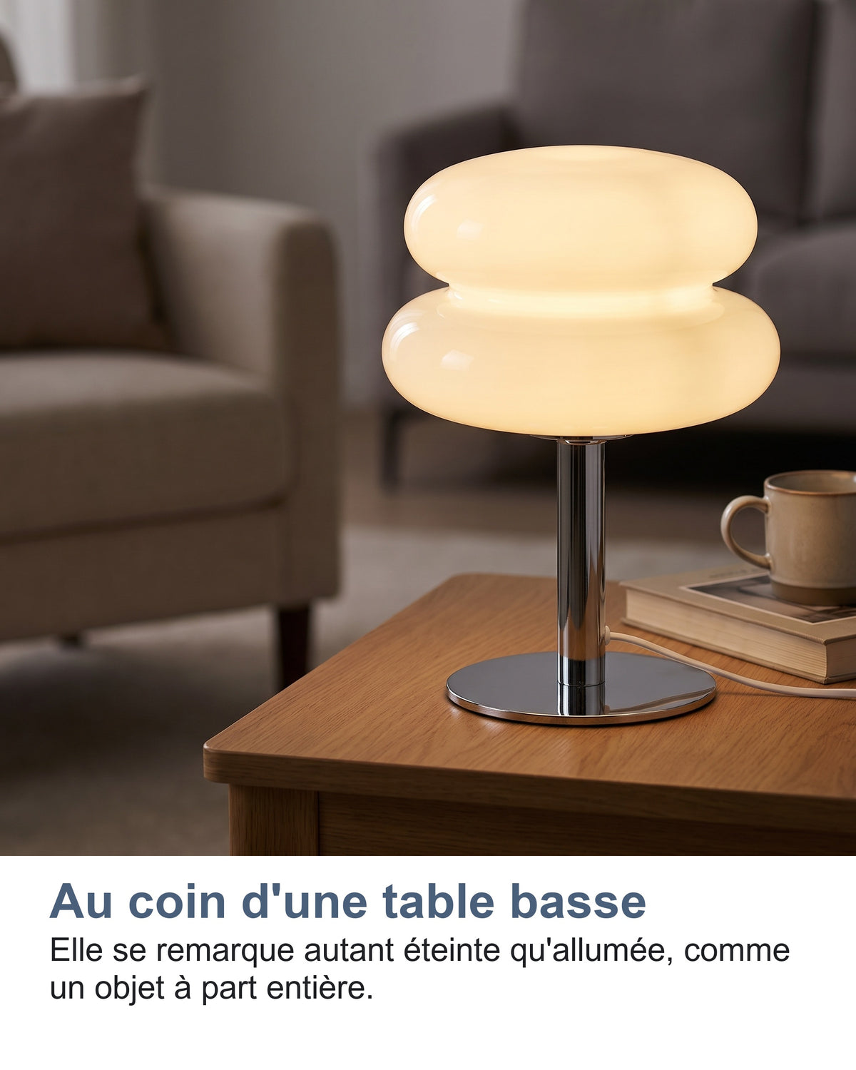 La lampe allumée au coin d'une table basse, en fin de journée