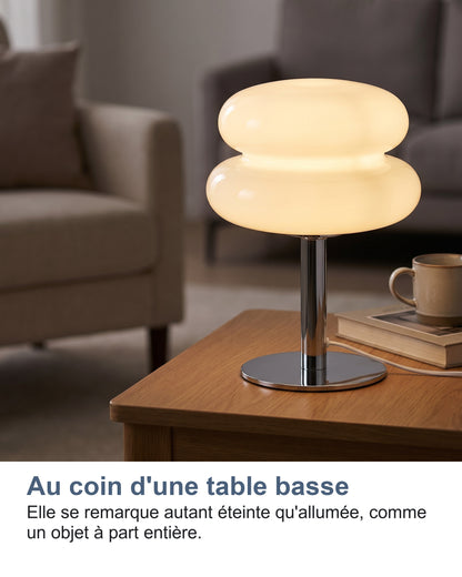 La lampe allumée au coin d'une table basse, en fin de journée