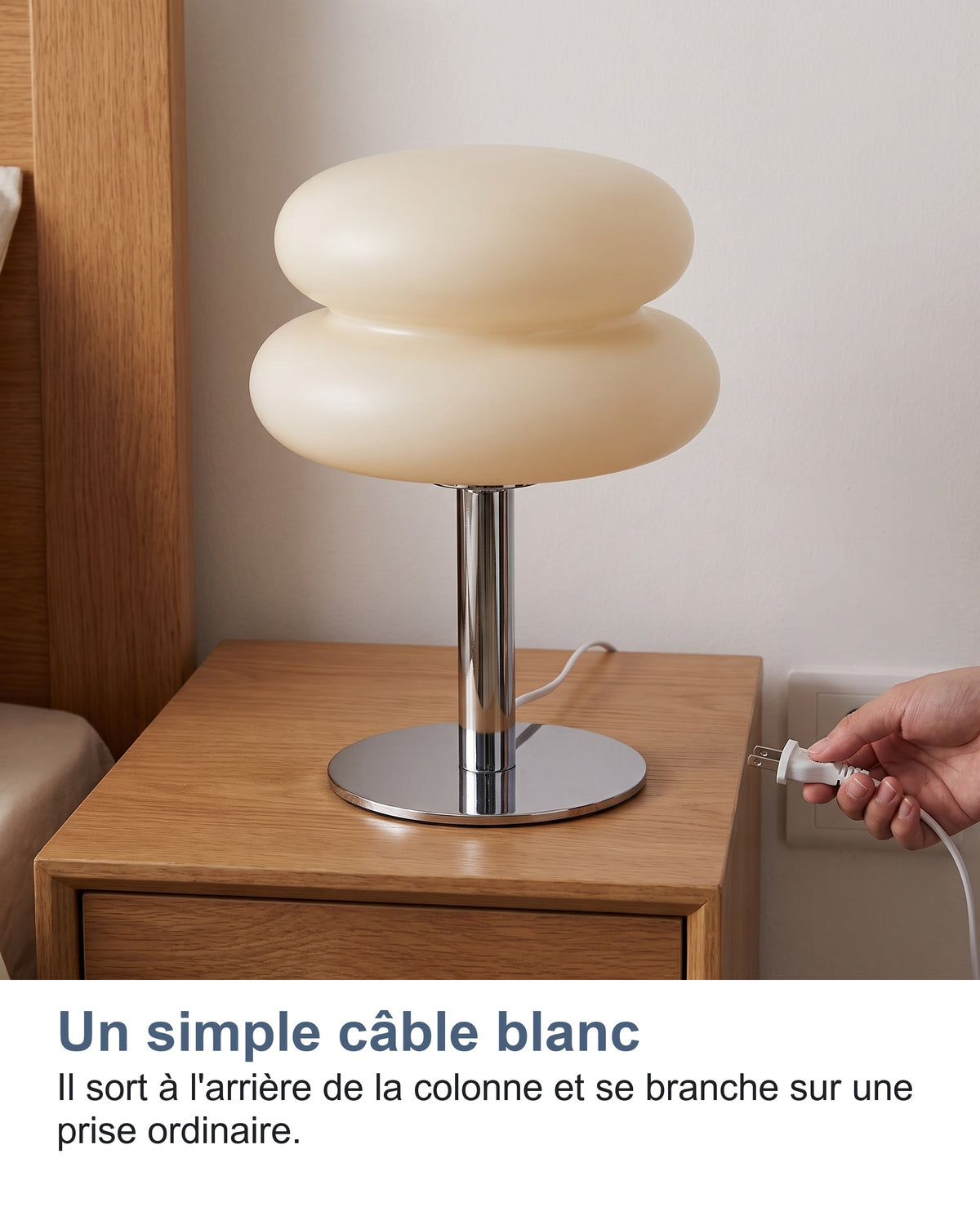 Le câble blanc de la lampe branché à une prise murale