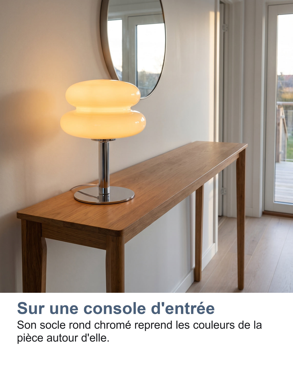 La lampe allumée au bout d'une console d'entrée, plan large