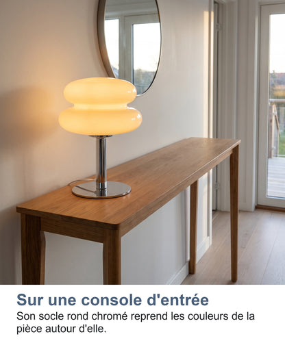La lampe allumée au bout d'une console d'entrée, plan large
