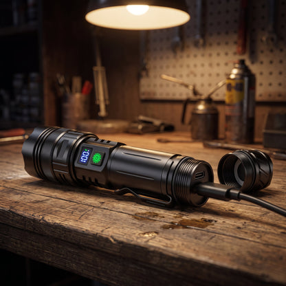 Lampe torche posee sur un etabli d atelier