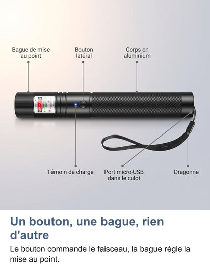 Pointeur laser légendé : bague de mise au point, bouton latéral, corps en aluminium, témoin de charge, port micro-USB et dragonne