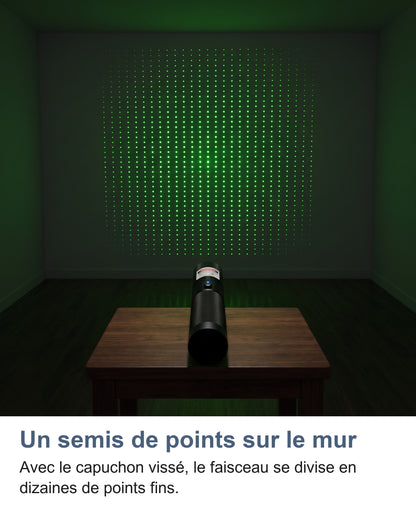 Semis de points verts projeté sur un mur nu dans une pièce sombre