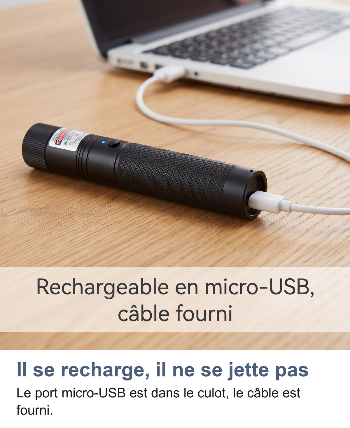 Pointeur laser en charge, câble micro-USB branché dans le culot et sur un ordinateur