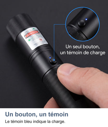 Pouce sur le bouton latéral du pointeur, zoom sur le bouton et le témoin de charge