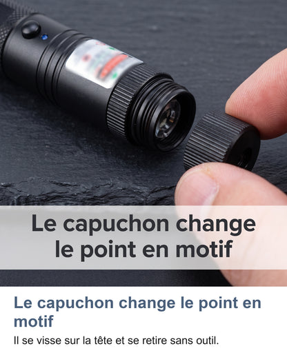 Doigts qui vissent le capuchon à motif sur la tête du pointeur laser