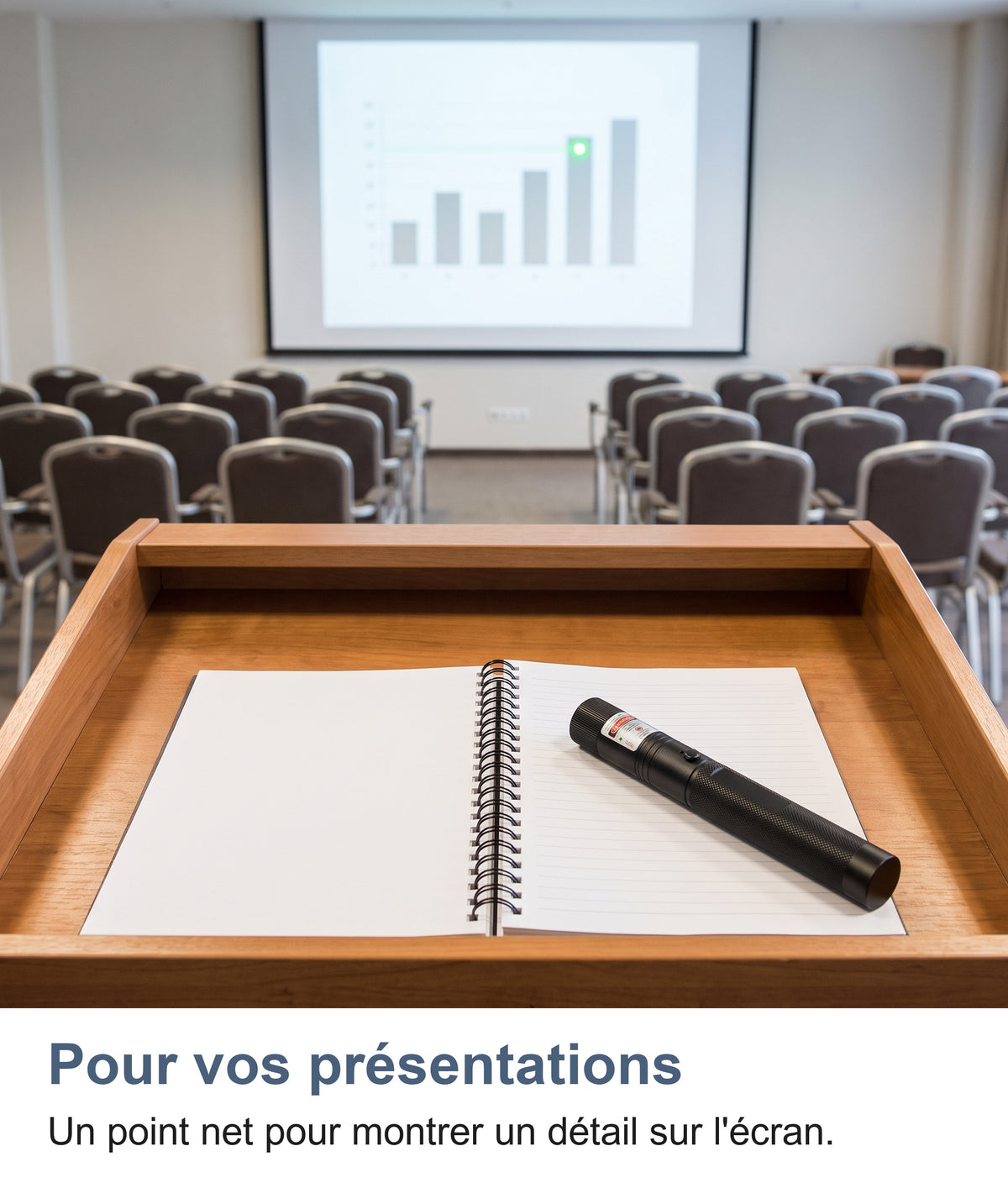 Pointeur laser posé sur un carnet ouvert sur un pupitre, point vert sur un graphique projeté dans une salle vide