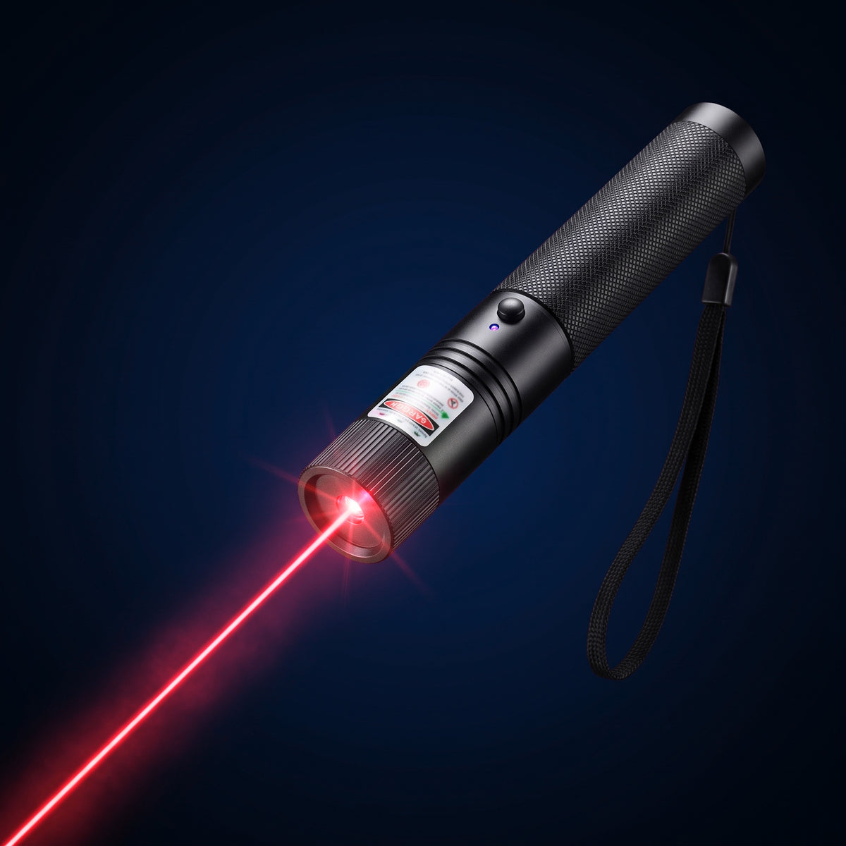 Pointeur laser noir en aluminium moleté avec dragonne, faisceau laser rouge allumé sur fond bleu nuit