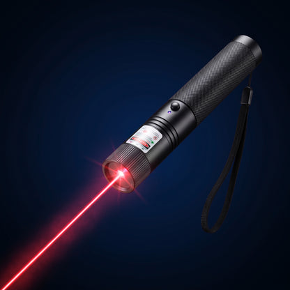 Pointeur laser noir en aluminium moleté avec dragonne, faisceau laser rouge allumé sur fond bleu nuit