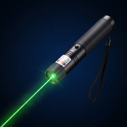 Pointeur laser noir en aluminium moleté avec dragonne, faisceau laser vert allumé sur fond bleu nuit