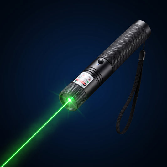 Pointeur laser noir en aluminium moleté avec dragonne, faisceau laser vert allumé sur fond bleu nuit