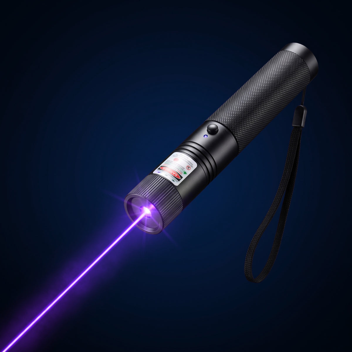 Pointeur laser noir en aluminium moleté avec dragonne, faisceau laser violet allumé sur fond bleu nuit