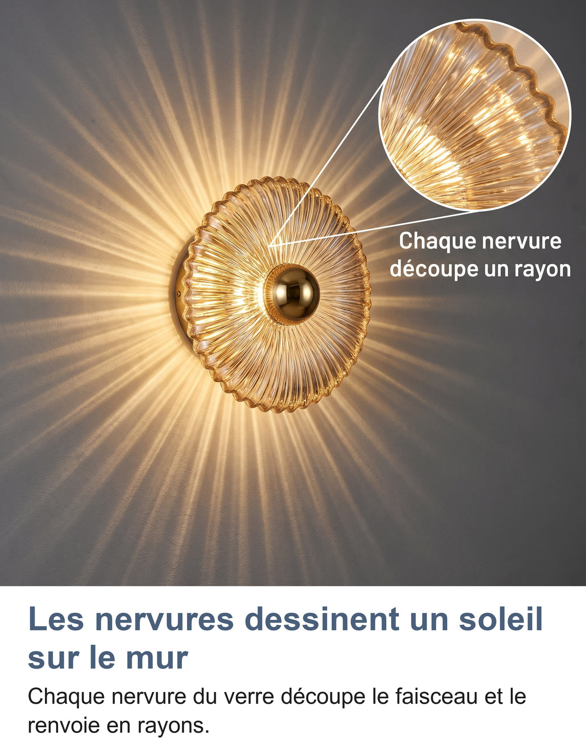 Applique en verre cognac allumée, rayons sur le mur et zoom sur les nervures du verre