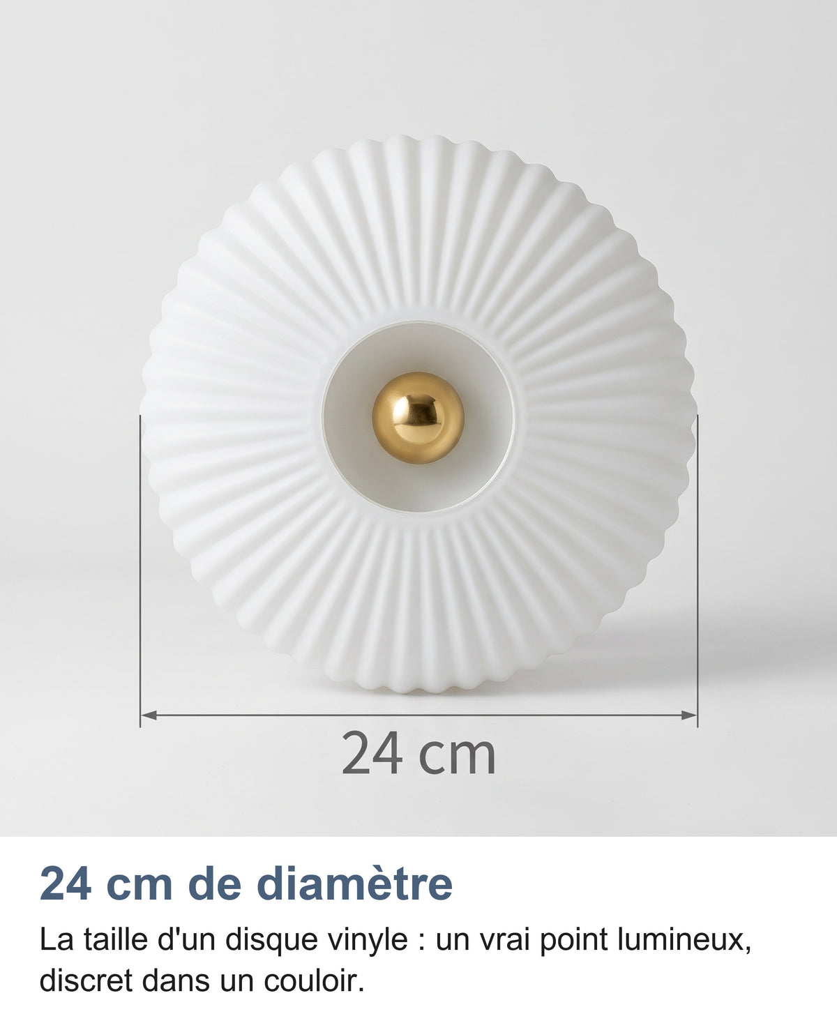 Applique en verre blanc de lait vue de face avec la cote de 24 cm de diamètre
