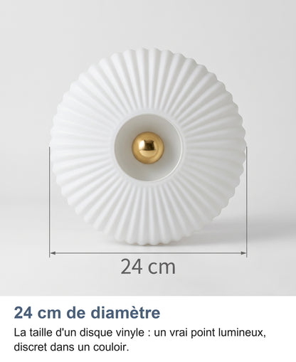 Applique en verre blanc de lait vue de face avec la cote de 24 cm de diamètre