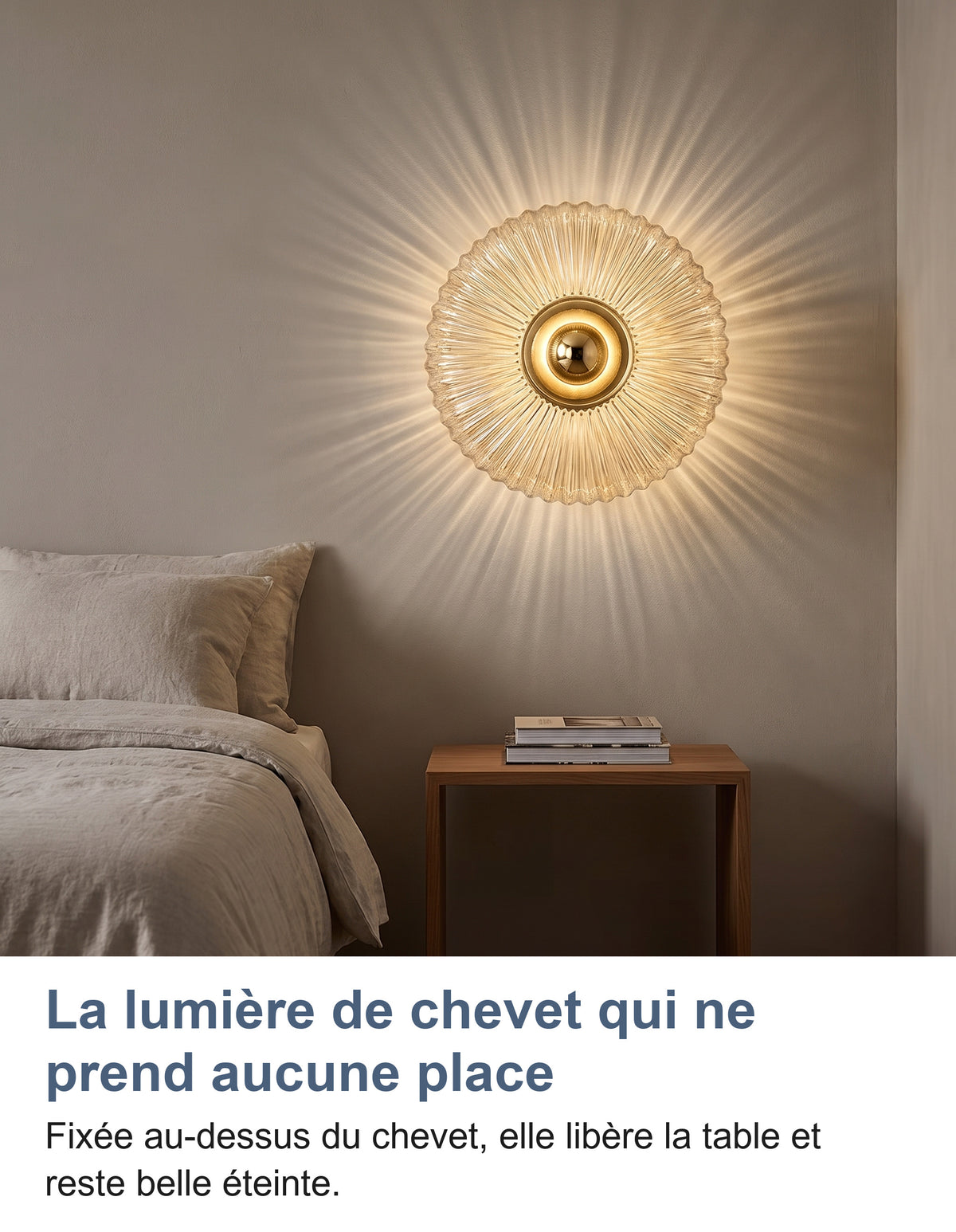 Applique en verre cognac allumée au-dessus d'une table de chevet, motif rayonnant sur le mur