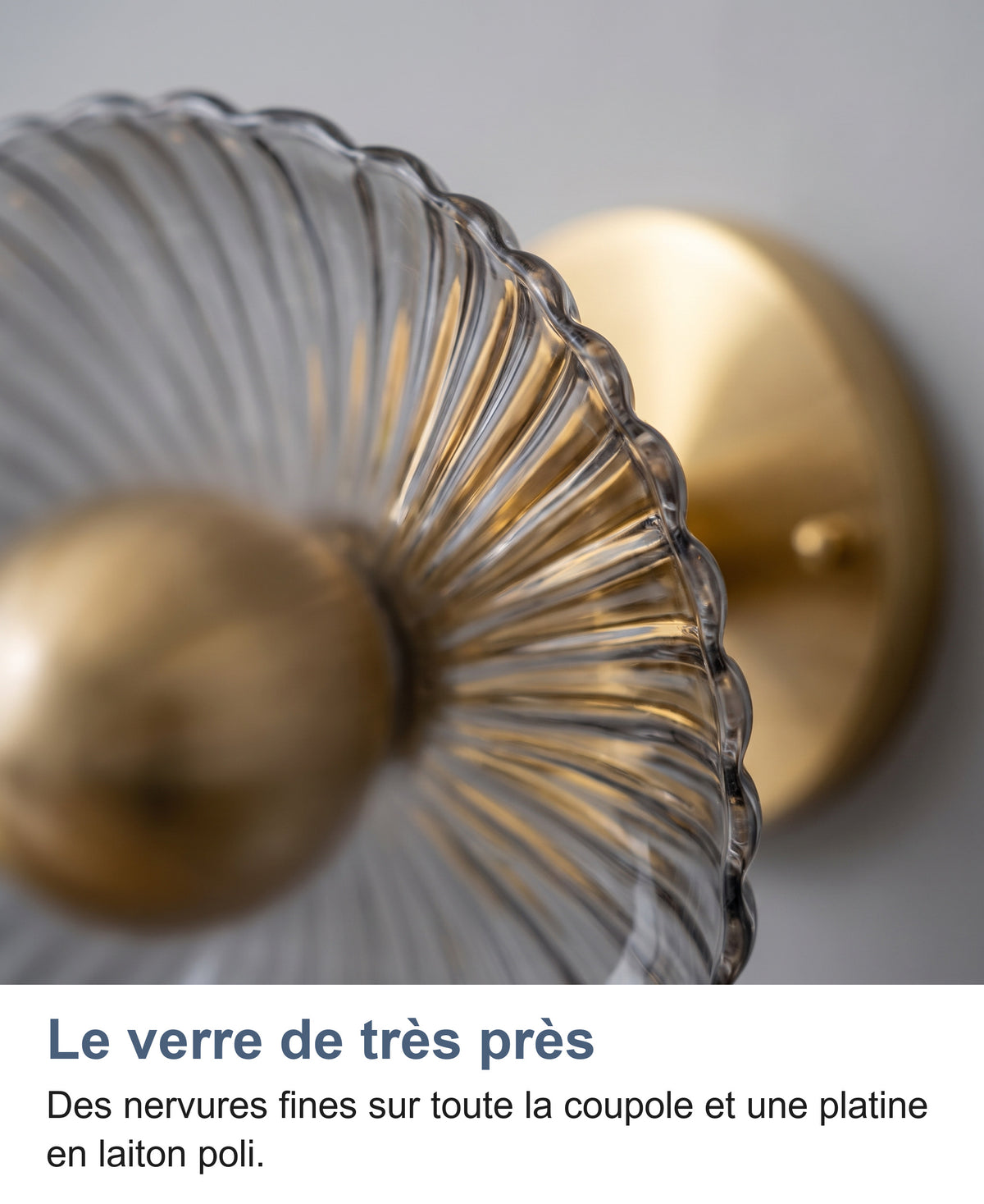 Gros plan sur le bord du verre nervuré et la platine en laiton