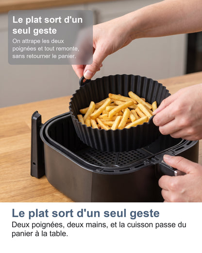 Deux mains soulèvent le moule plein de frites hors du panier