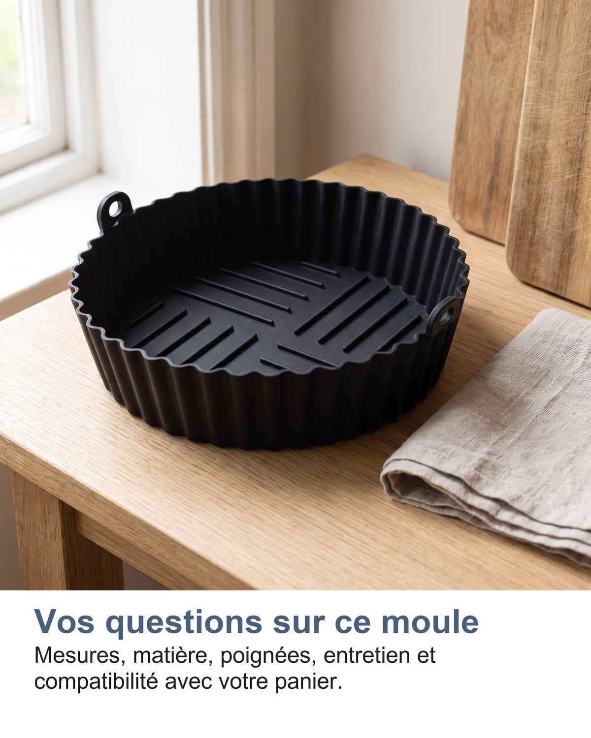 Le moule en silicone posé sur une table en bois devant une fenêtre