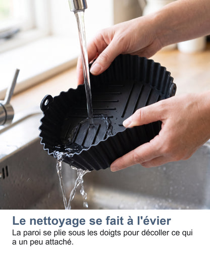 Le moule rincé sous le robinet, la paroi se plie sous la main