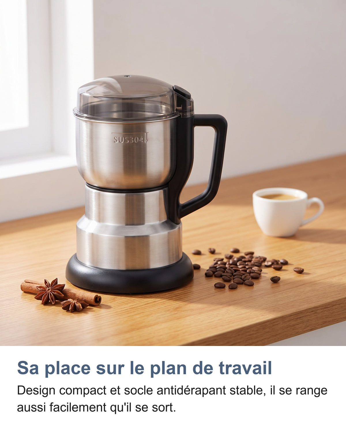 Moulin à café posé sur un plan de travail en bois avec grains de café et épices