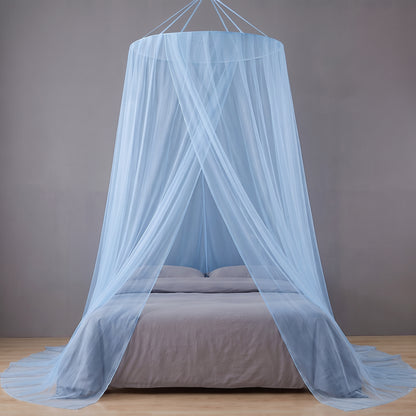 Moustiquaire de lit en dôme bleue suspendue au-dessus d'un lit double, ourlet étalé au sol