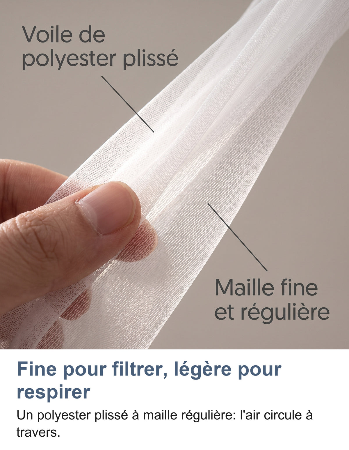 Gros plan du voile de polyester plissé à maille fine entre deux doigts