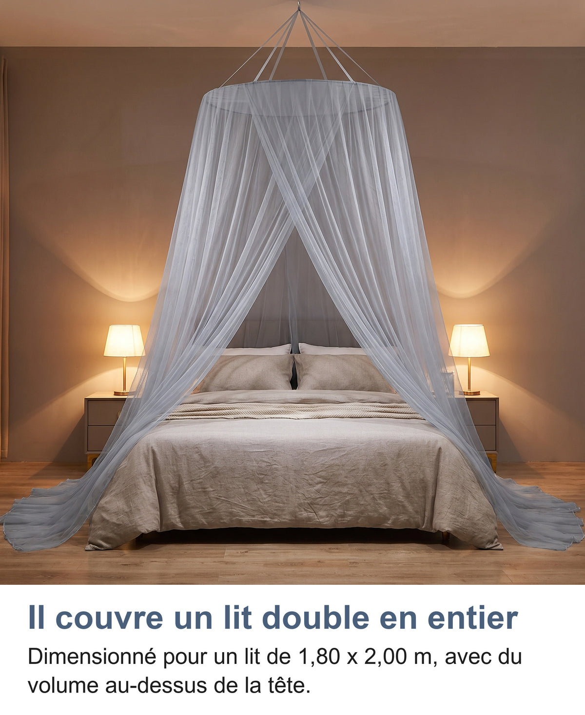 Moustiquaire grise au-dessus d'un lit double entre deux lampes de chevet