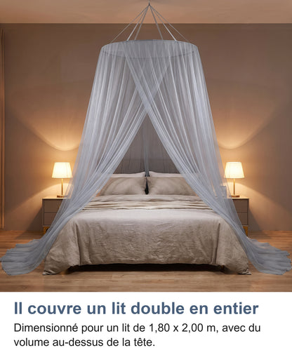 Moustiquaire grise au-dessus d'un lit double entre deux lampes de chevet