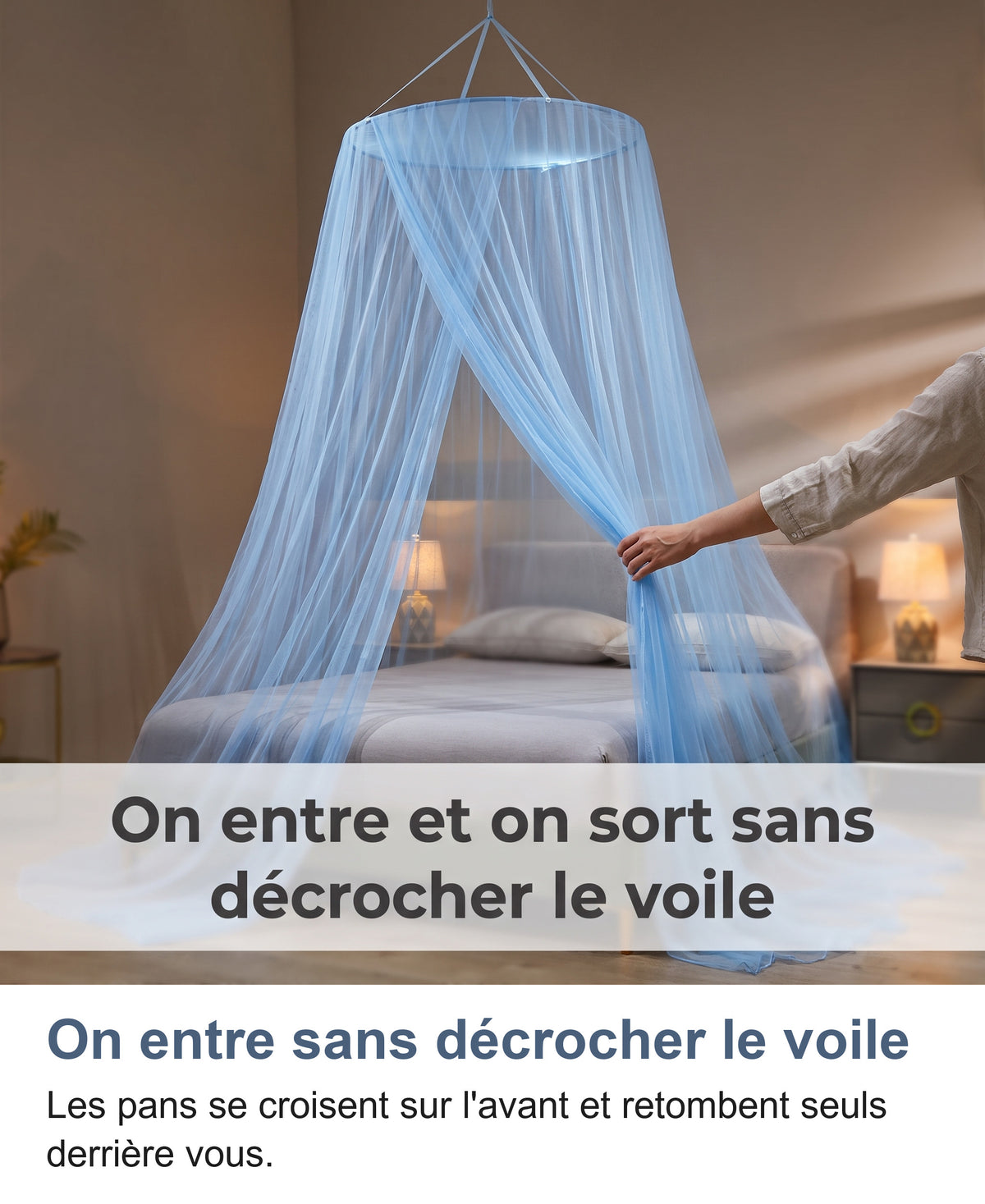 Une main écarte l'avant croisé d'une moustiquaire bleue pour entrer dans le lit