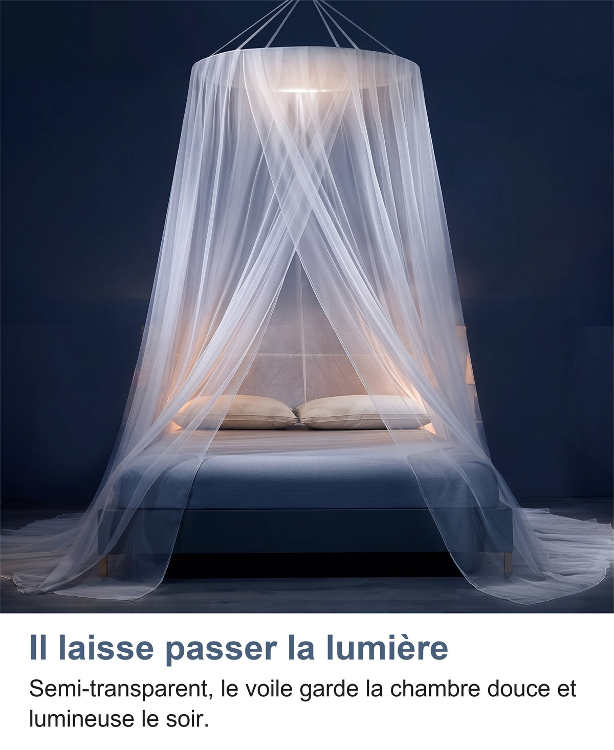 Moustiquaire blanche au-dessus d'un lit double le soir, lumière douce à travers le voile