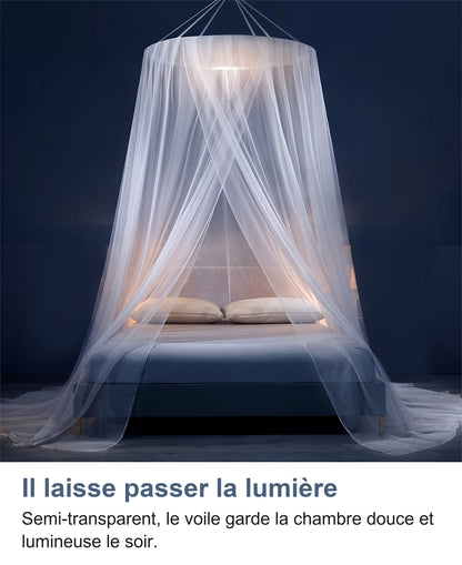 Moustiquaire blanche au-dessus d'un lit double le soir, lumière douce à travers le voile