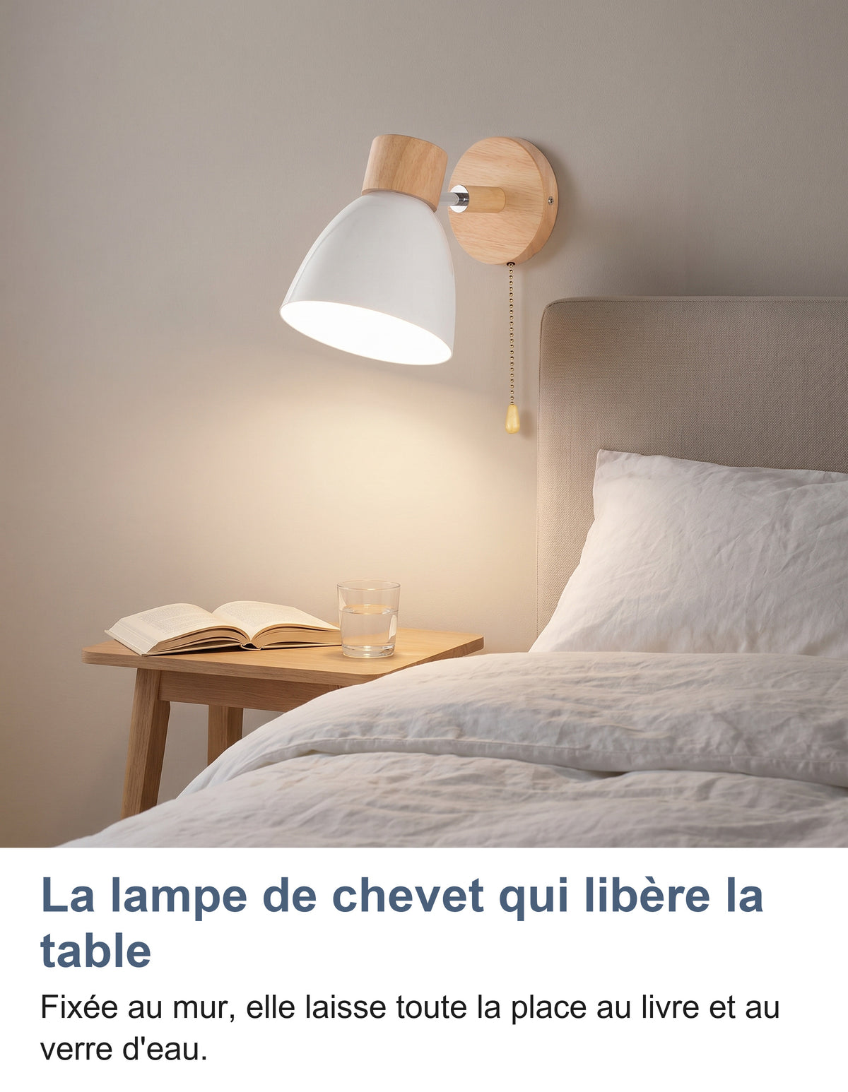 Applique murale blanche allumée au-dessus d'une table de chevet, livre ouvert et verre d'eau