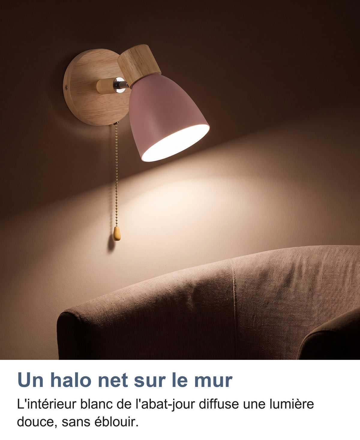Applique murale rose allumée la nuit, halo de lumière sur le mur d'un coin fauteuil